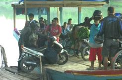 Jembatan Comal Tak Bisa Dilalui, Warga Gunakan Perahu