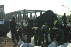 Ratusan Personel TNI Ikut Perbaiki Jembatan Comal