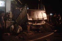 Terobos Lampu Merah, Minibus Tabrak Truk