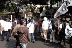 Massa Desak KPU Tunda Rekapitulasi Suara Pilpres