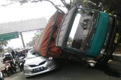 Angkut 25 Ton Terigu, Truk Timpa Honda Freed