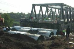 Jembatan Darurat Comal Tak Selesai, Ratusan Truk Masih Terjebak