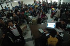 Ratusan TKI Tiba di Bandara Adi Sumarmo Solo