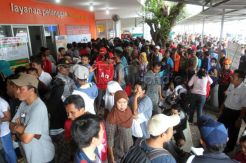 Ratusan Pemudik Rela Menunggu Lebih Awal dari Jadwal