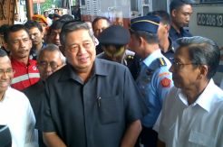 Datangi Stasiun Senen, SBY Cek Kereta Api