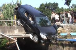 Sopir Mengantuk, Mobil Pemudik Nyaris Terjun ke Sungai