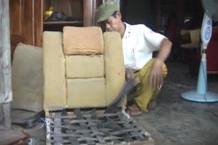 Tukang Reparasi Kursi Panen Jelang Idul Fitri