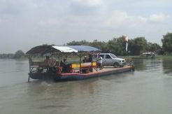 Hindari Macet, Pemudik Bermobil Nekat Naik Perahu