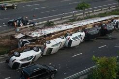 11 Mobil Mewah Hancur Tanpa Ada Korban Jiwa