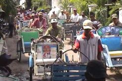 Sekitar 2.000 Tukang Becak Antre Pembagian Zakat dari Pengusaha