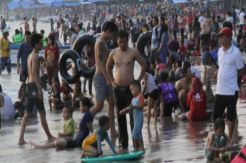 Ribuan Wisatawan Serbu Pantai Carita