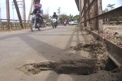 Hindari Macet, Pemudik Nekat Lewati Jembatan Rusak