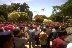Gelar Sidang PHPU 2014, MK Digeruduk Ribuan Pendemo