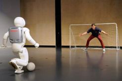ASIMO Honda Bisa Bermain Bola dan Menuangkan Minuman