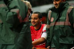Absen Delapan Bulan, Walcott Kembali Berlatih
