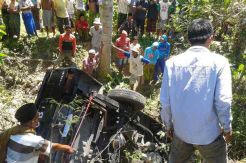Mobil Pikap Terjun Bebas ke Jurang
