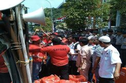Peserta Demo di MK Berebut Nasi Kotak