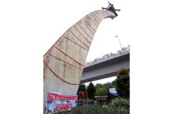 Patung Pancoran Dibersihkan dengan 30 Kilogram Jeruk Nipis