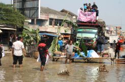 Jalan Seperti Kolam Ikan Lele, Warga Cikarang Lakukan Blokade Jalan