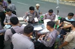 Demo di MK Selesai, Polisi Borong Makanan PKL