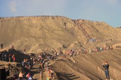 Perayaan Yadnya Kasada, 15 Ribu Orang Kunjungi Bromo