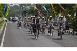 Berangkat Pelantikan Diarak Ontel, Andong, dan Naik Truk