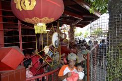 Ini Tradisi Berbagi Beras di Bulan 7 Imlek
