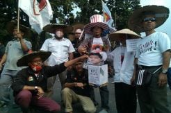 Ekspresi Unik Pro Prabowo Saat Demo di MK