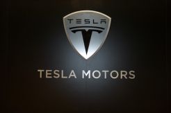 Tesla Gandeng Hackers...