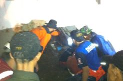 Suami Korban Longsor Bogor Menangis Histeris