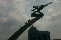 Ini Bahan dan Alat Pembersih Patung Dirgantara