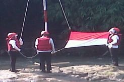 Cinta Lingkungan, Aktivis Gelar Upacara Bendera di Kali Ciliwung