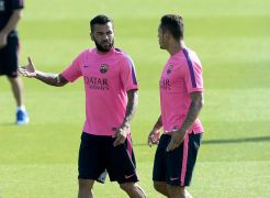 Tak Ada Niat Barca Jual Alves