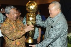 Alex Noerdin Terima Penghargaan Piala Adibasa