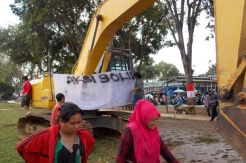 Khawatir Digusur, PKL Bungkus Alat Berat Pakai Spanduk