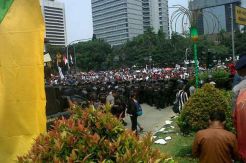 Ditinggal Demonstran, Sejumlah Taman Pinggir Jalan Hancur