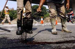Pemerintah Abai, Warga Swadaya Perbaiki Jalur Pantura-Bekasi