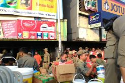 Belasan Bangunan Liar...