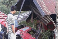 Truk Seruduk Rumah Warga Sinjai