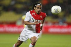 Si Nyonya Tua Batal Rangkul Falcao