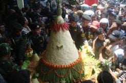 Tumpeng Roboh Menimpa Warga Warnai HUT Trenggalek