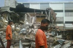 8 Rumah Dibongkar Sendiri...