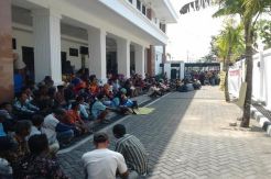 Ribuan Warga Hadiri Sidang Kepala Desa
