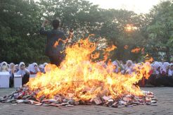 Mahasiswa Baru Unissula Bakar Ribuan Bungkus Rokok