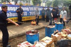 Bea Cukai Musnahkan 16 Ribu Botol Miras