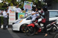 PLN Bagi-bagi Bunga ke Pelanggan