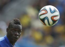 Balotelli Tak Akan Samai Suarez