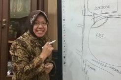 Risma Ancam Ambil Alih Pasar Turi