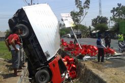 Truk Muat Miras Terguling