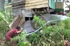 Pengemudi Kelilipan, Mobil Seruduk Rumah